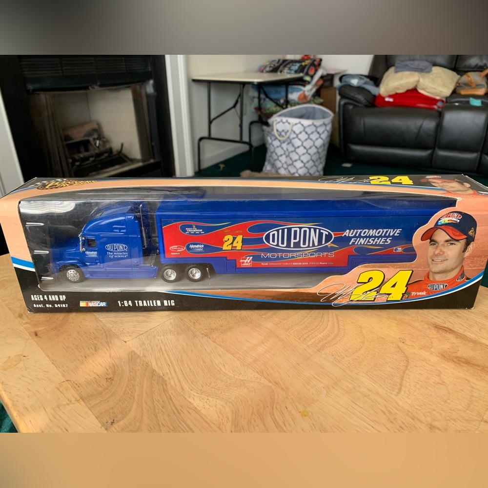 2004 Jeff Gordon NASCAR diecast hauler